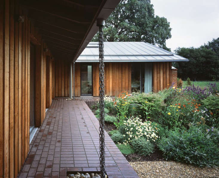 In lieu of downspouts, rain chains guide water from gutter to ground. The west courtyard is paved in basalt setts. Photograph by Ioana Marinescu.